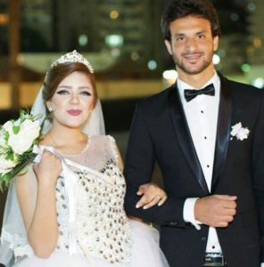 محمود علاء مع زوجته