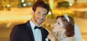 محمود علاء مع زوجته