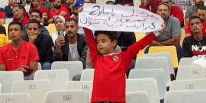 طفل يطلب من محمد صلاح قميصه بمدرجات برج العرب